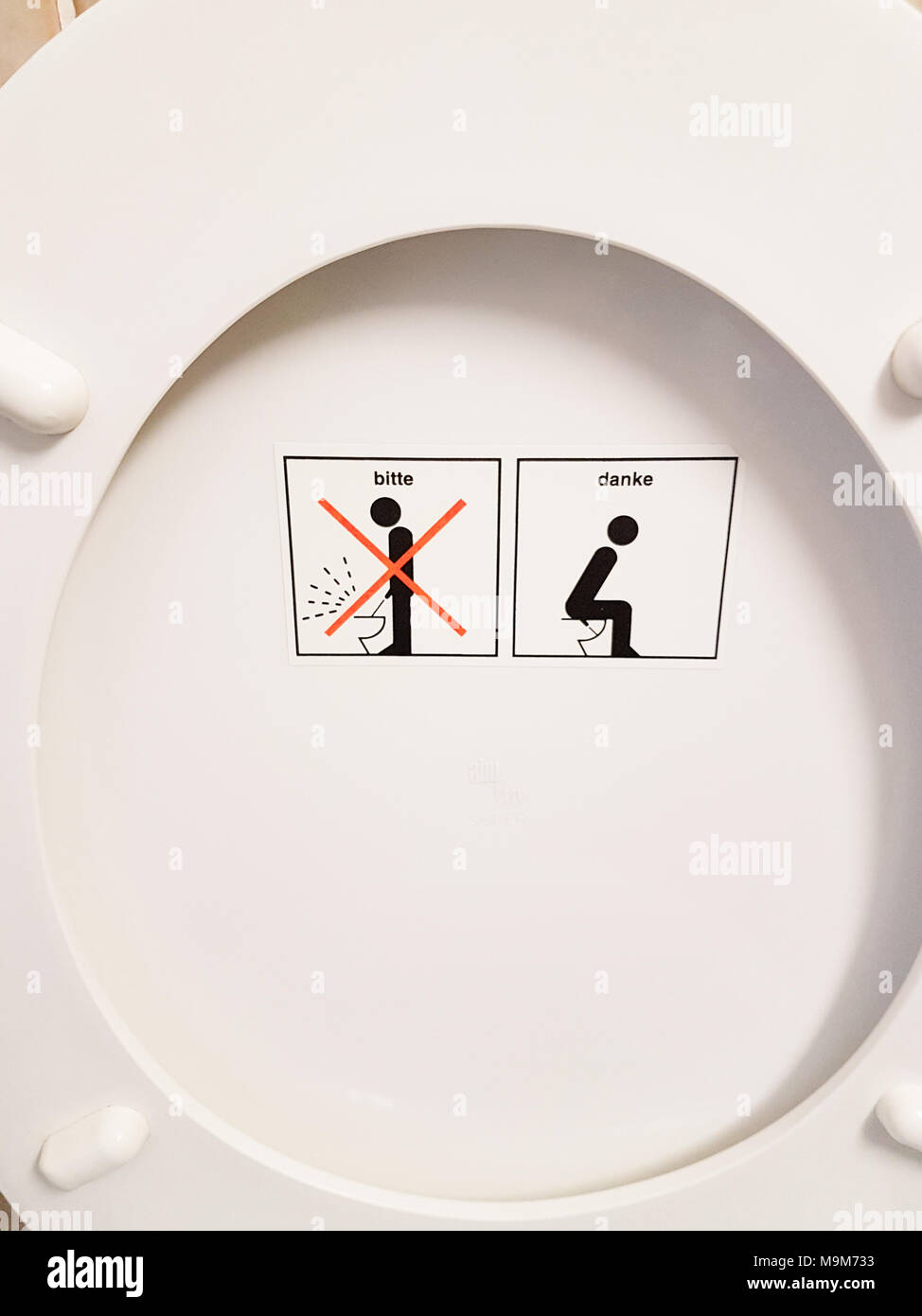 Aprire il sedile di gabinetto con istruzioni per l'uso in tedesco per l'uso  da parte dei maschi Foto stock - Alamy
