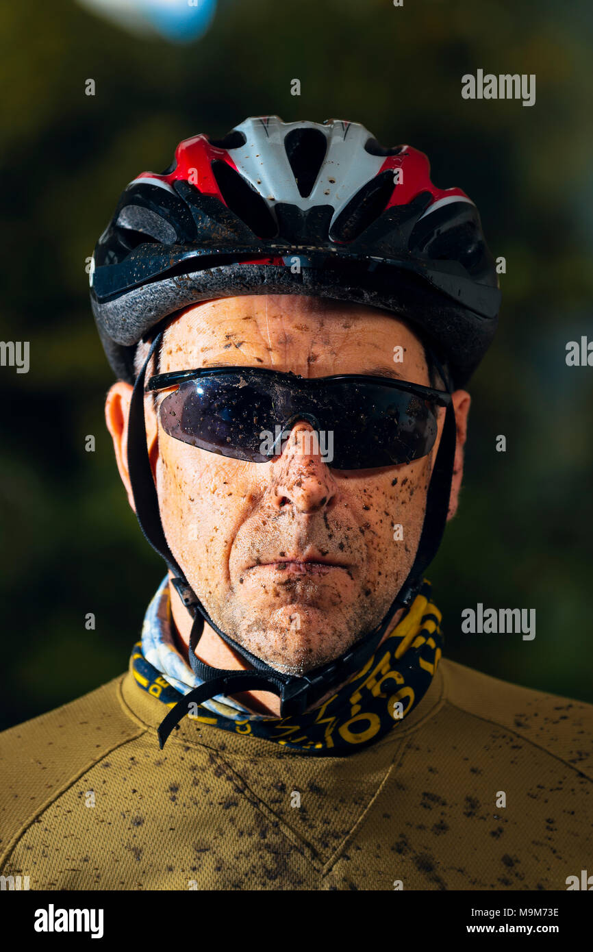 Mountain biker con faccia fangoso dopo un giro Foto Stock
