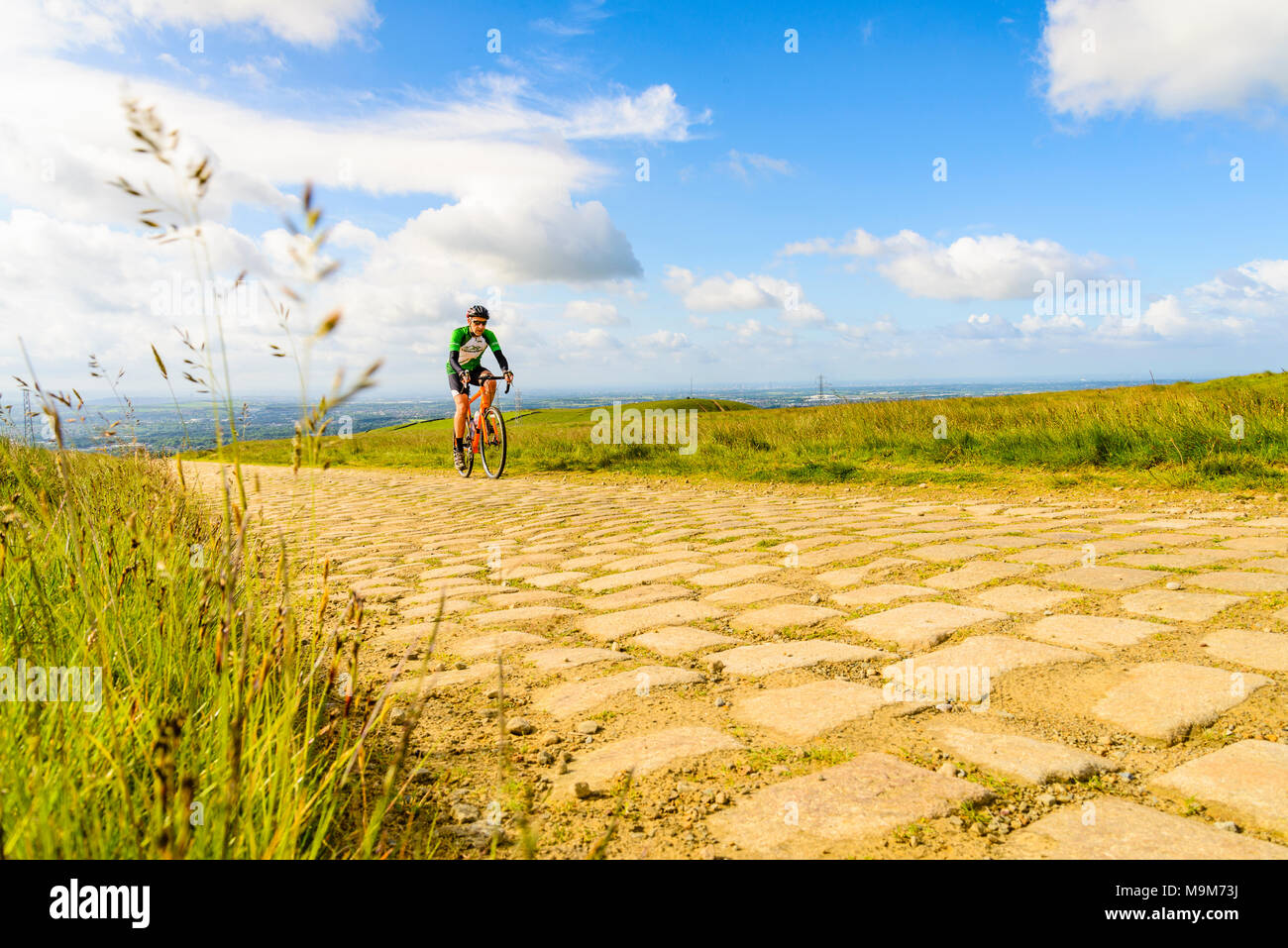 Ciclista sulla Rooley Moor Road, noto anche come il cotone carestia Road, tra Rochdale e Rossendale Foto Stock