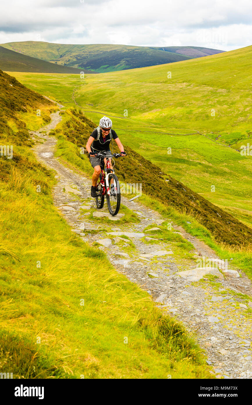 Mountain Biker sul famoso sentiero intorno Lonscale cadde nel distretto del Lago Foto Stock