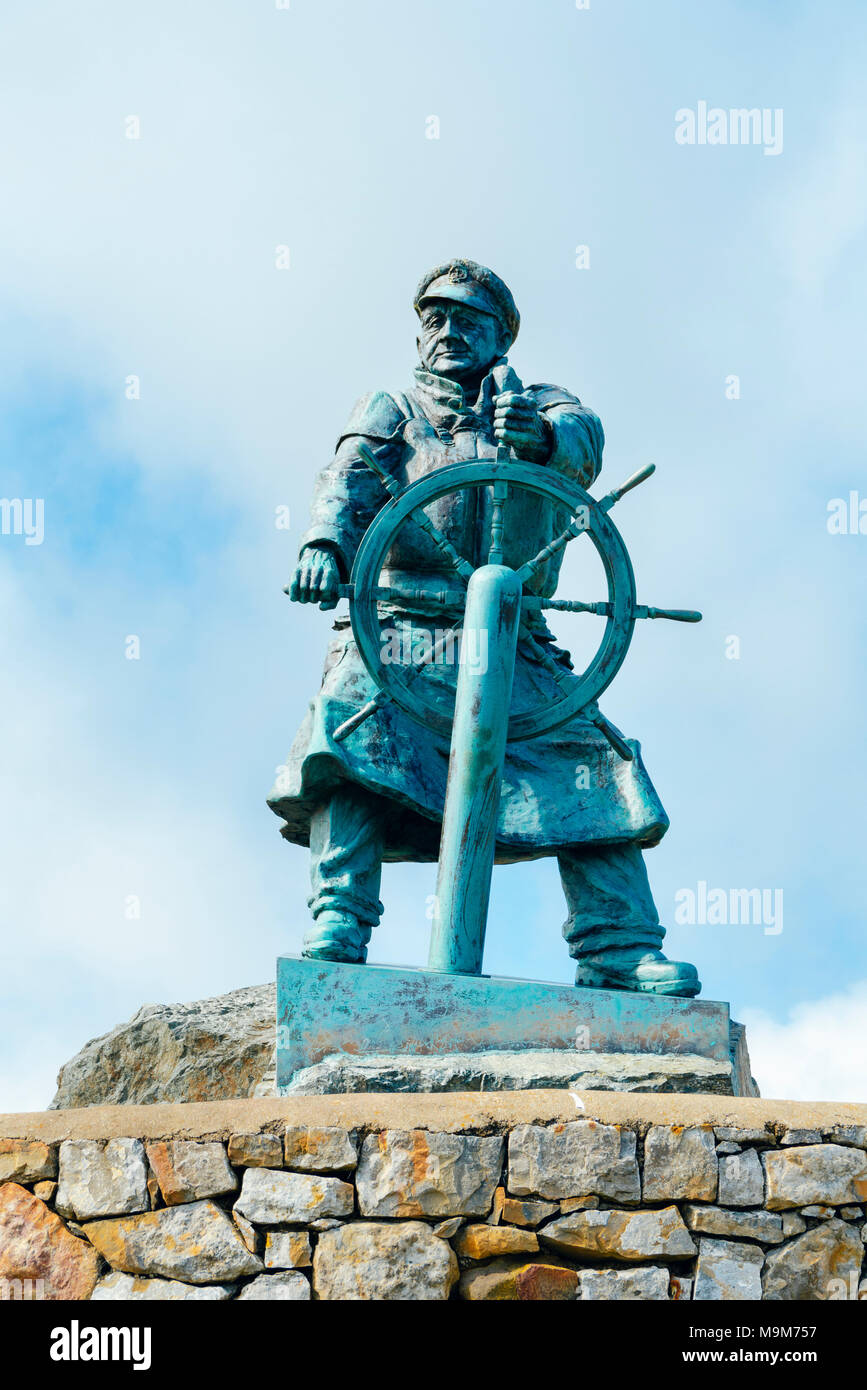 Statua in memoria di lifeboatman Richard (Dic) Evans accanto alla stazione di salvataggio a Moelfre, Anglesey, Galles. La statua è stata creata da Sam Holland Foto Stock