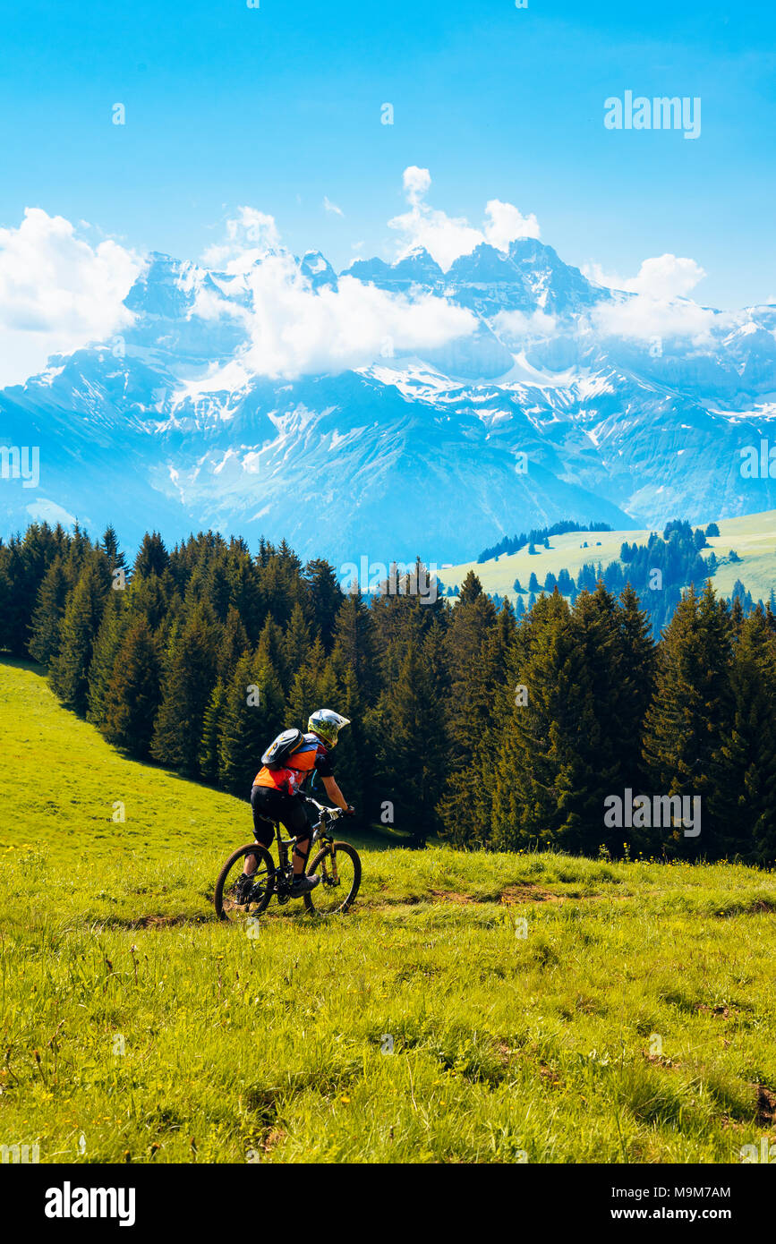 Rider che partecipano al Pass'Portes du Soleil 2016 MTB mountain bike evento, con vista dei Dents du Midi Foto Stock