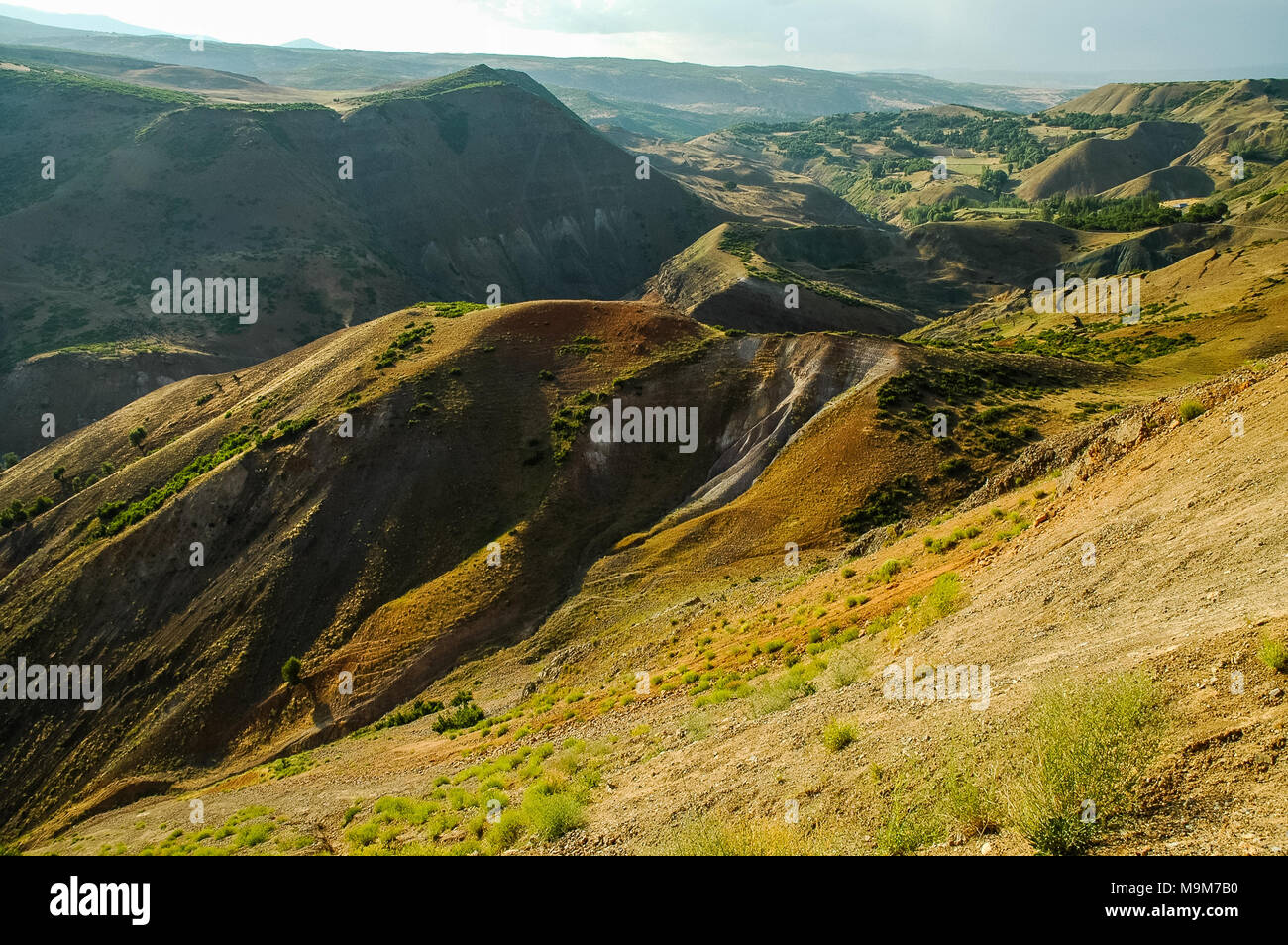 Arido, paesaggio deserta nel nord del Kurdistan, Turchia. Valle Verde Foto Stock