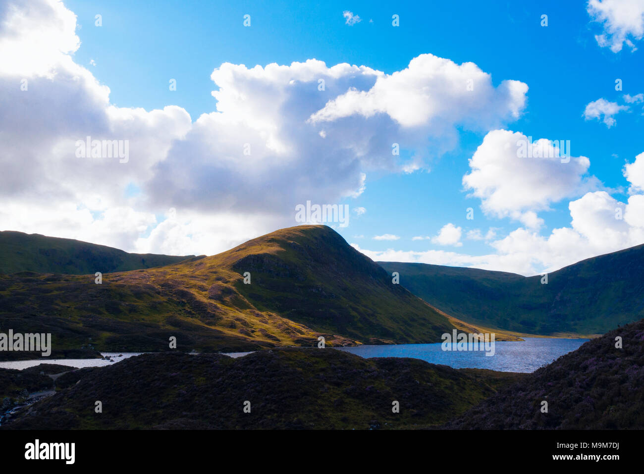 Loch Skeen, sopra il grigio mare di coda, ai confini, Scozia. La luce del sole sulla metà di Craig e il rig Firthope-testa Lochcraig ridge in ombra Foto Stock