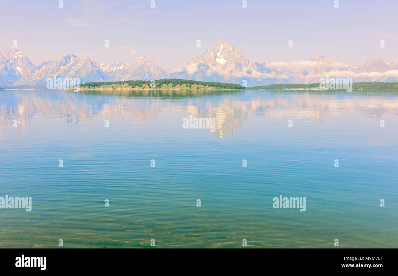 Vista su Lake Jenny verso i Teton Mountains su una bella estate mattina vicino a Jackson, Wyoming negli Stati Uniti. Foto Stock
