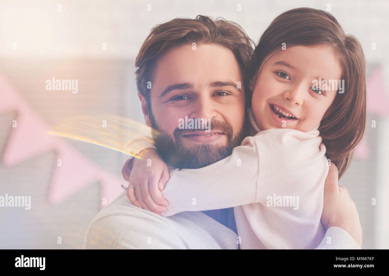 Sincero famiglia vivace che mostrano il loro amore Foto Stock