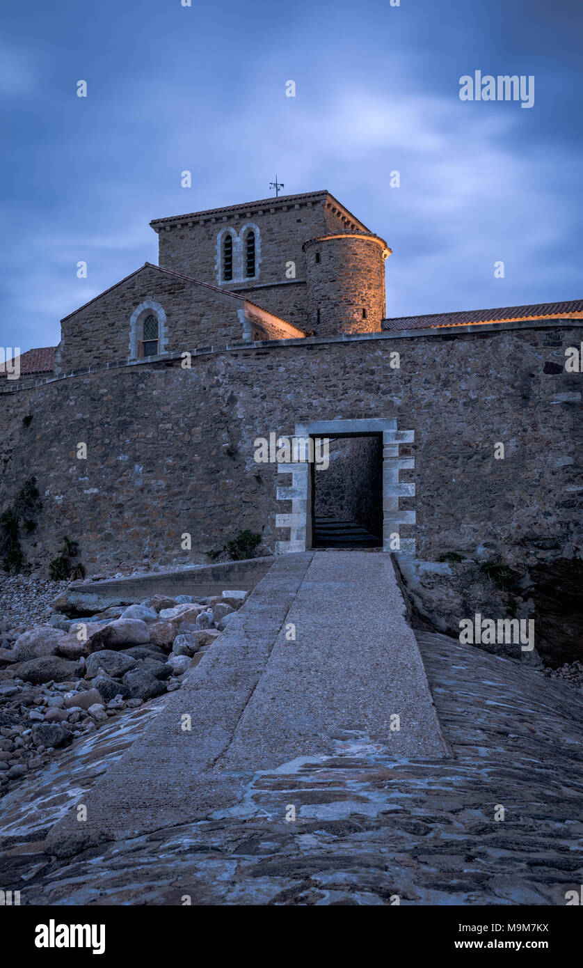 Salita al Saint-Nicolas priory al calar della sera a Les Sables d'Olonne, french west coast Foto Stock
