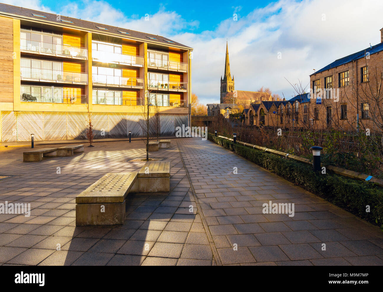 Nuovo alloggiamento accanto al canale di Lancaster in Lancaster Inghilterra, guardando verso la croce bianca pub e San Pietro Cattedrale cattolica romana Foto Stock
