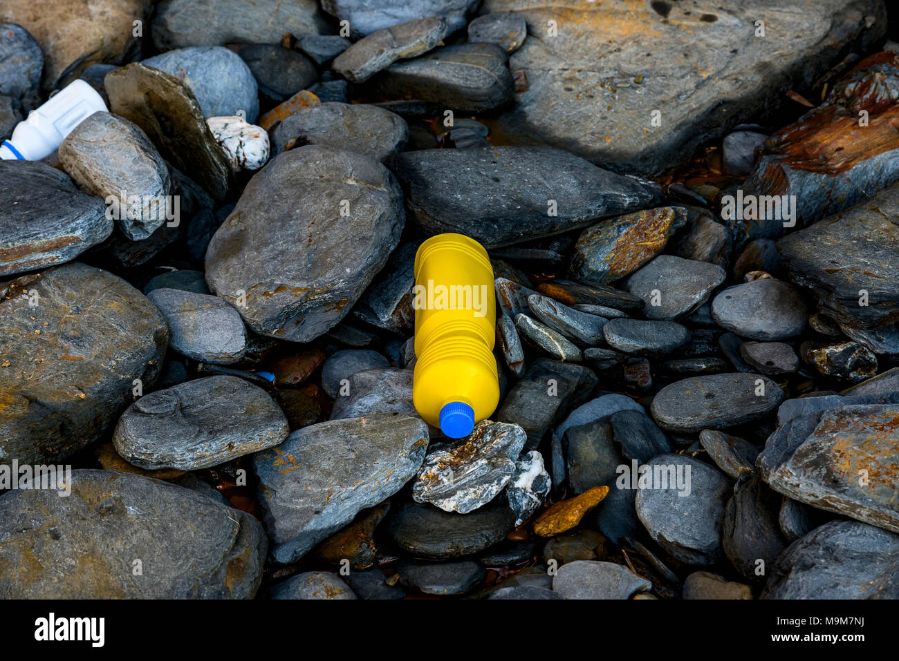 Una disperata vista da centinaia di grandi pezzi di laici di plastica disseminate lungo la costa di Cornwalls iconicity belle spiagge. Foto Stock