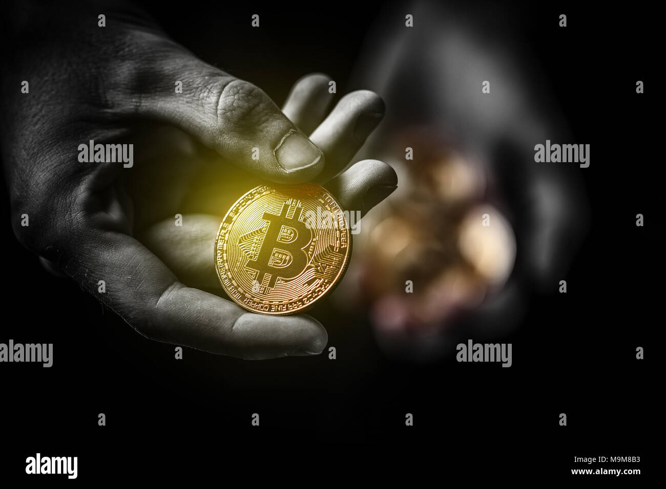 Golden Bitcoin in un man mano Digitall, simbolo di una nuova moneta virtuale Foto Stock
