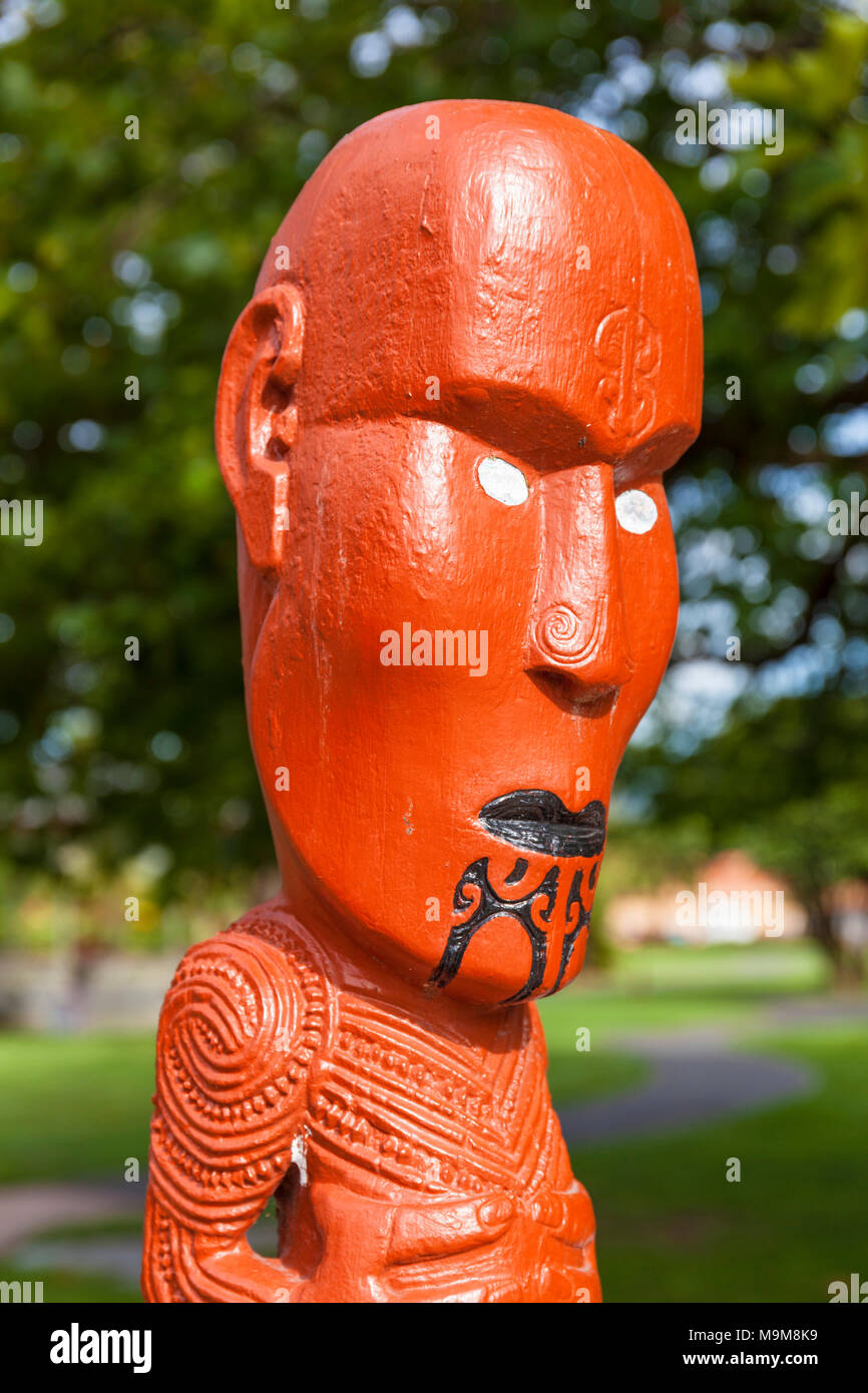 Nuova Zelanda Rotorua Nuova Zelanda maori viso carving tatuaggi maori tattoo di fronte ai giardini del governo Rotorua Nuova Zelanda Isola del nord nz Foto Stock