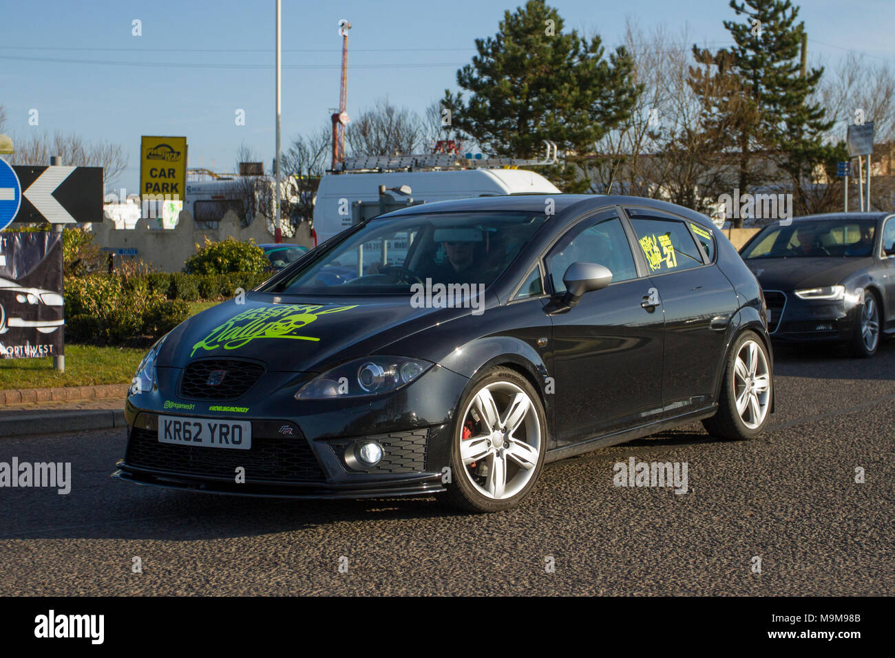 2012 Black Seat Leon Fr Plus Cr TDI 1968cc diesel berlina al North-West Supercar evento come auto e turisti arrivano nella località costiera. Le supercar sono da paraurti a paraurti sulla spianata lungomare, mentre gli appassionati di auto classiche e d'epoca si divertono una giornata in auto. Foto Stock