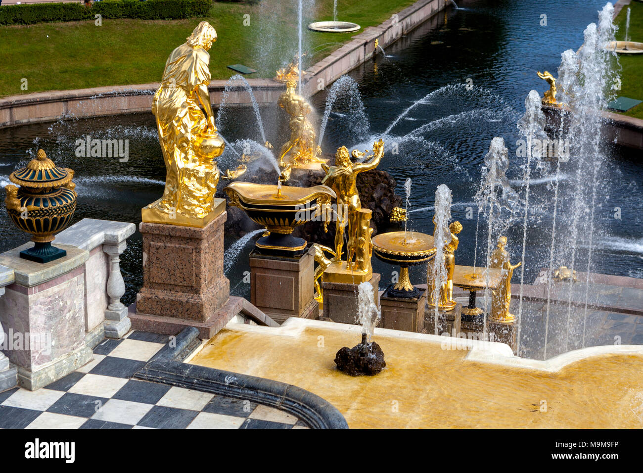 Grand cascata in Peterhof. Palazzo d'estate. San Pietroburgo Russia Foto Stock