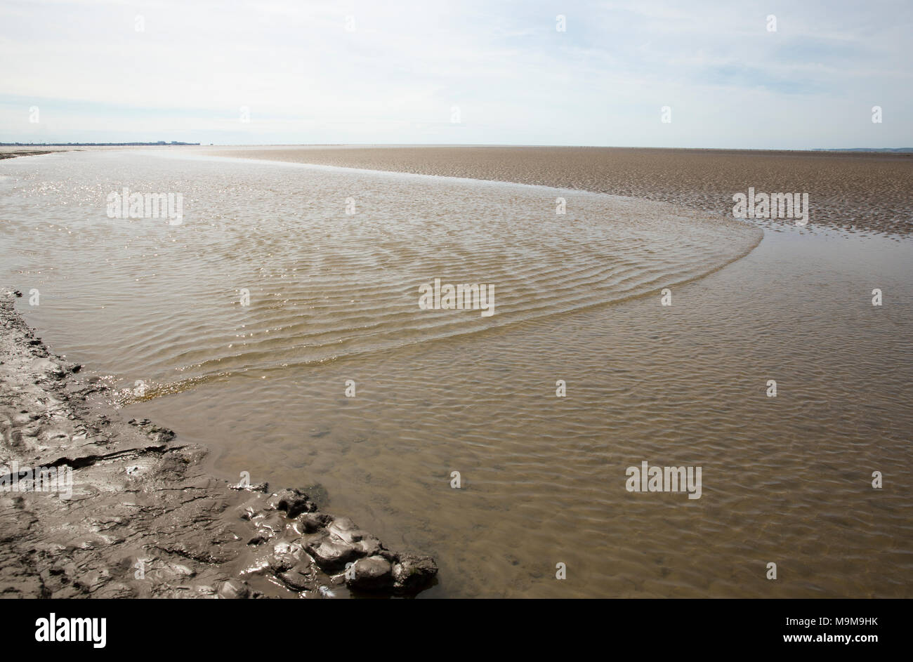 Il bordo di entrata di un piccolo foro di marea su una marea di piccole dimensioni, lo spostamento di un canale nella baia di Morecambe Inghilterra REGNO UNITO Foto Stock