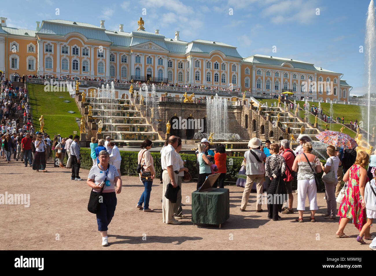 I turisti al Grand cascata in Peterhof. Palazzo d'estate. San Pietroburgo Russia Foto Stock