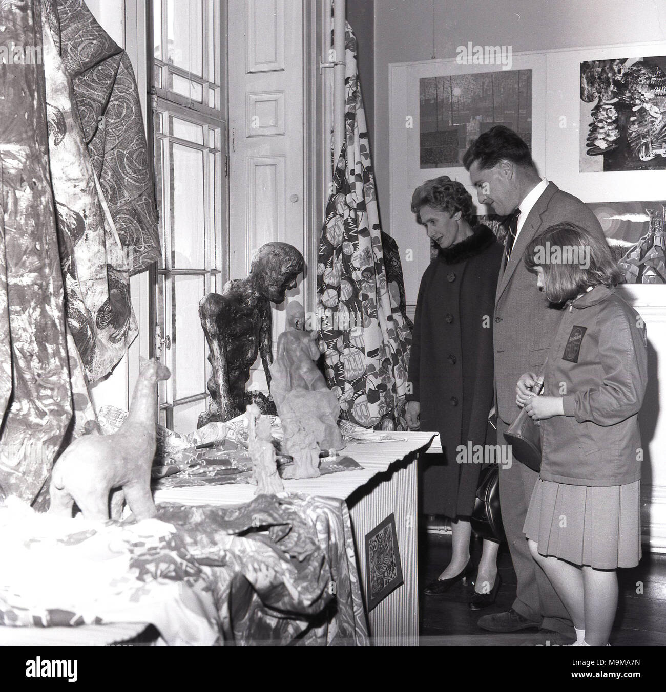 1965, storico per i visitatori in cerca di oggetti in esposizione presso i Bucks school of art competition, Inghilterra, Regno Unito. Foto Stock