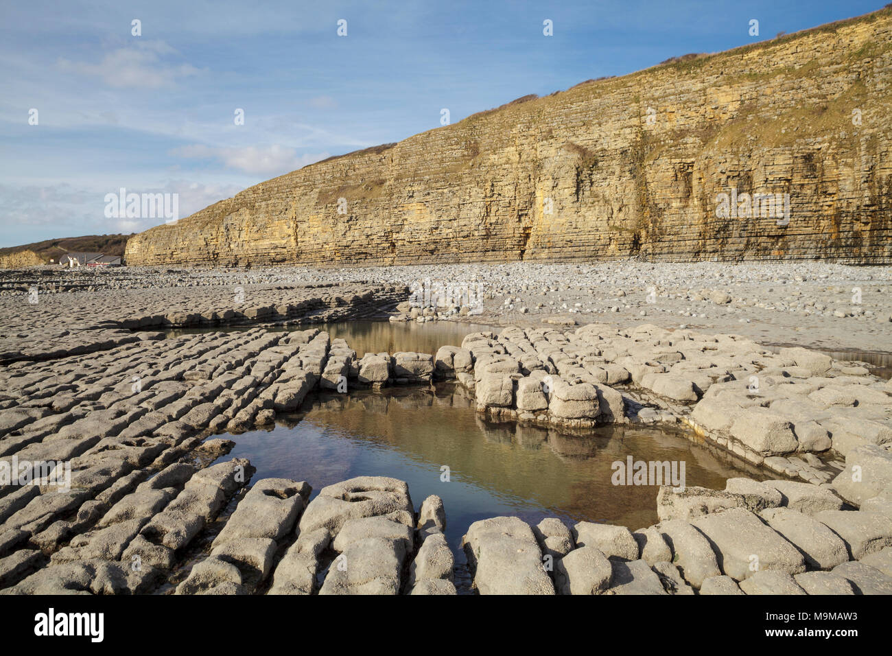 Scogliere calcaree e la piscina a Llantwit Major Beach Foto Stock