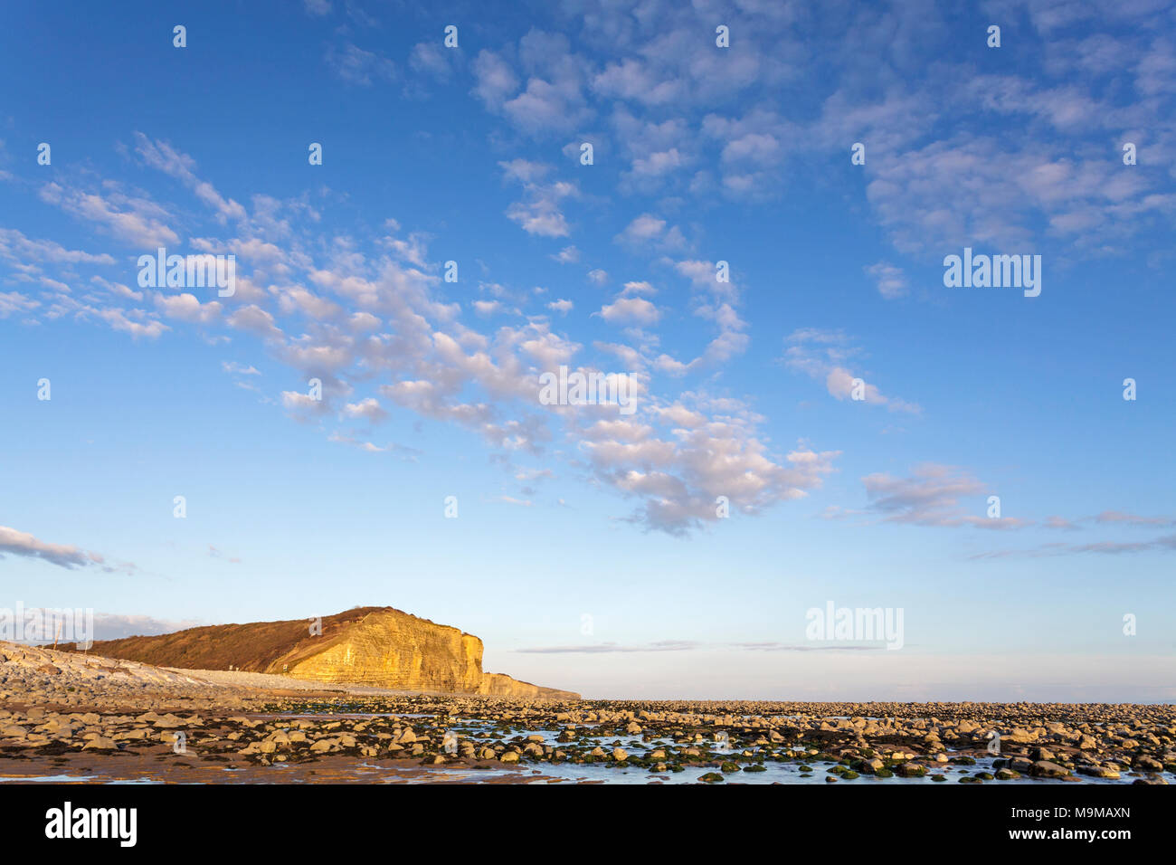 Llantwit Major Spiaggia e scogliere calcaree con un big sky Foto Stock