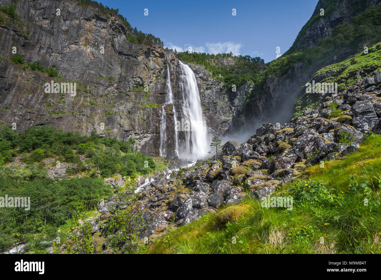 La cascata e mountainscape, Norvegia, cascata di Feigumfossen presso il Lustrafjorden, Sognefjorden Foto Stock