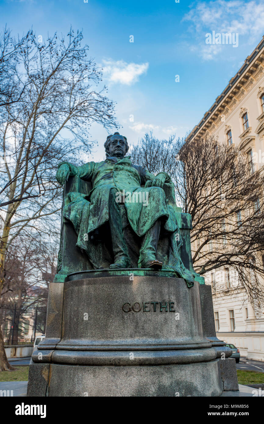 Vista in Goethe Statua di Vienna in Austria. Il monumento è stato creato nel 1900 da Eduard Hellmer Foto Stock