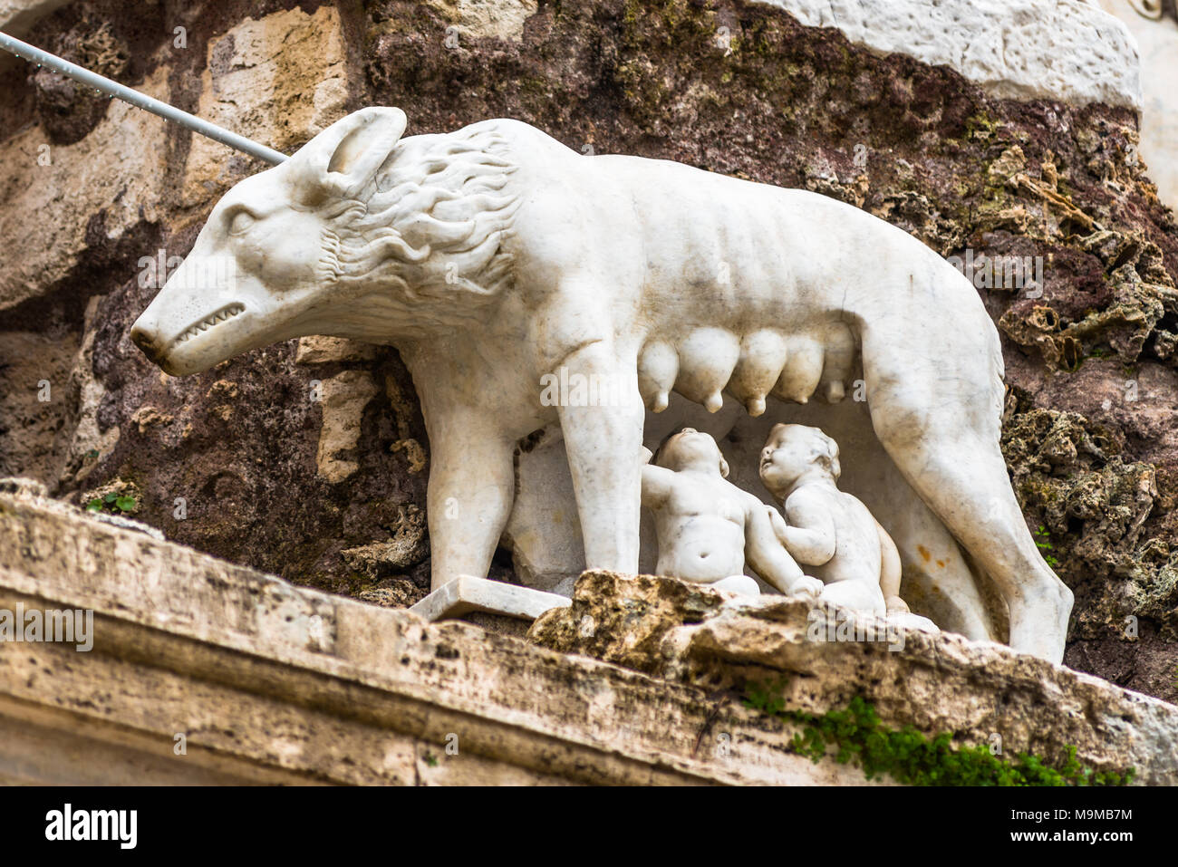 Statua della lupa allatta Romolo e Remo in Piazza del Popolo. Roma. Lazio. L'Italia. Foto Stock