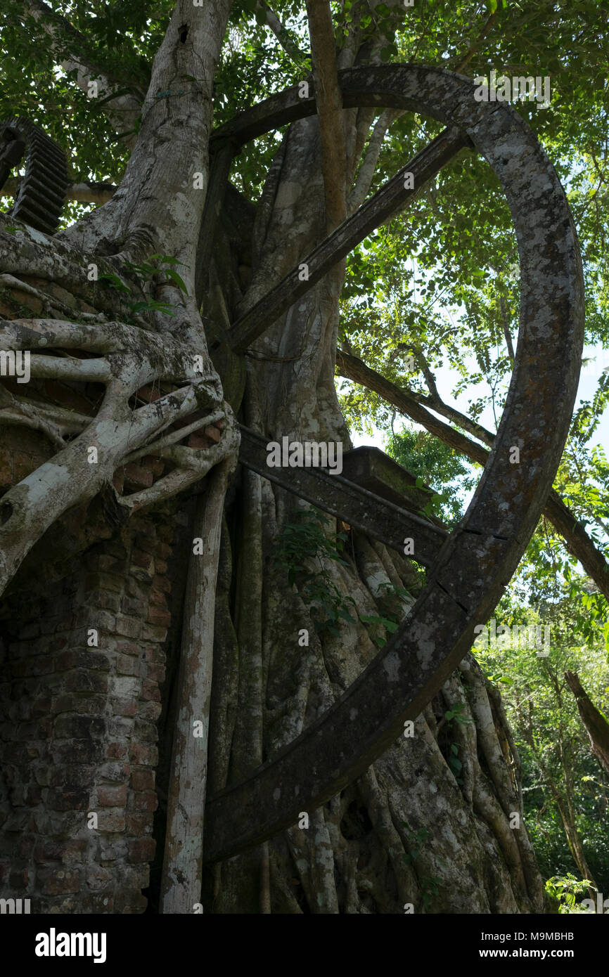 Strumenti e resti di fabbrica da un vecchio zucchero mulino elaborazione risalente alla metà del XIX secolo a Lamanai, Belize Foto Stock