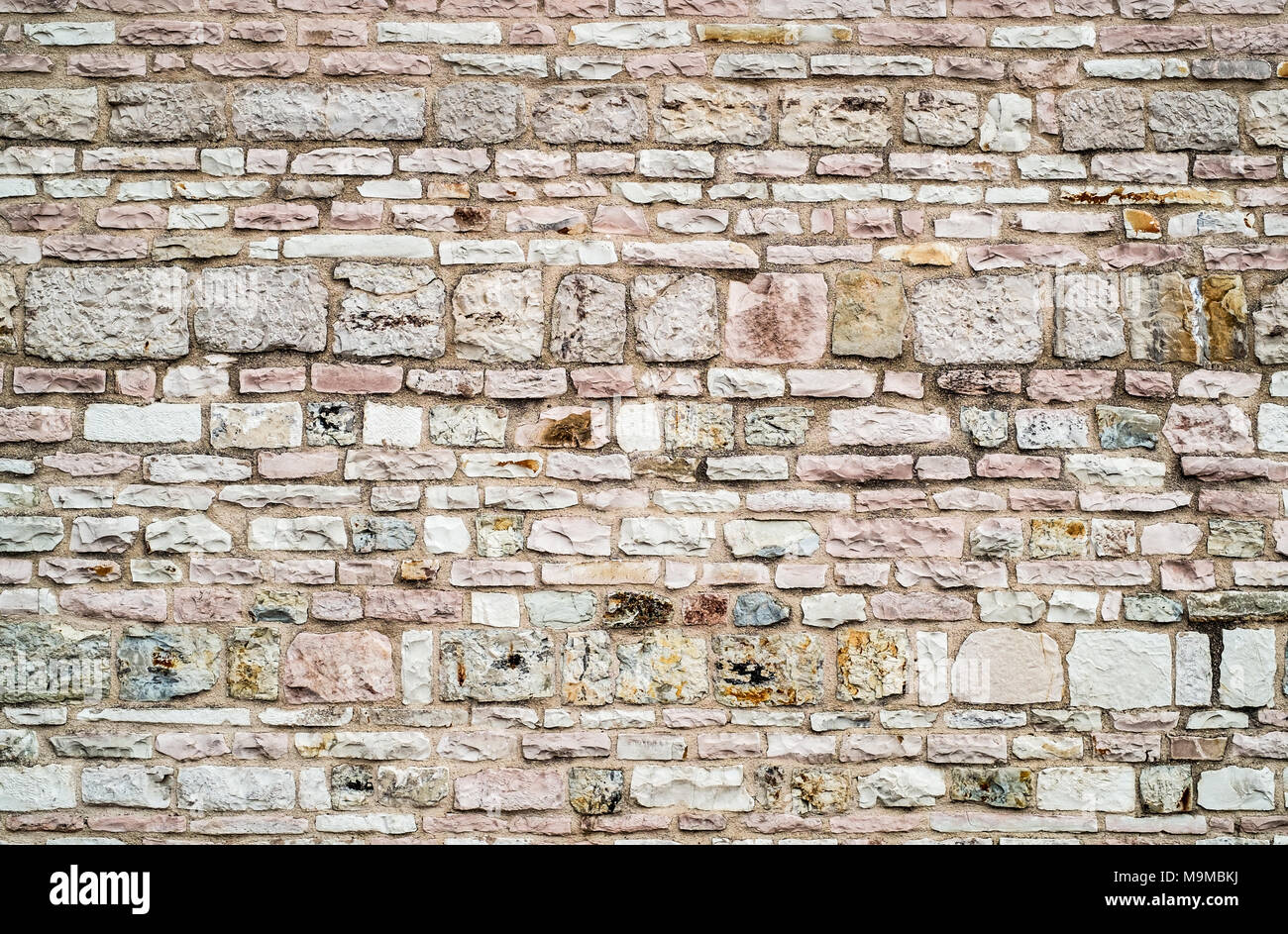 Pietre e mattoni misti in una tradizionale struttura di parete del centro Italia. Foto Stock