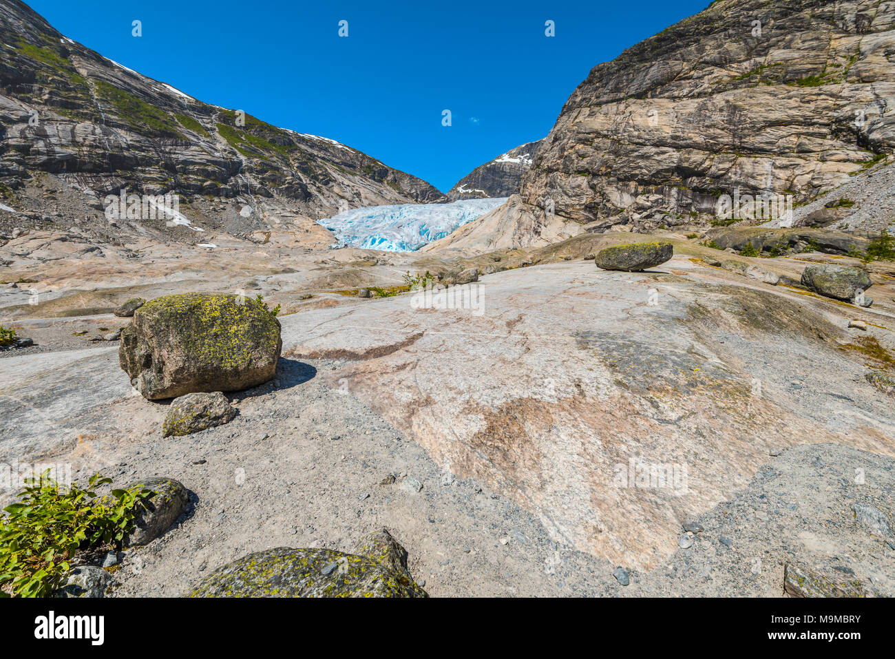 Forza naturale, pietre trasportate dal ghiacciaio Nigardsbreen, Norvegia, mountainscape levigati dal ghiacciaio Jostedalsbreen, Parco Nazionale Foto Stock