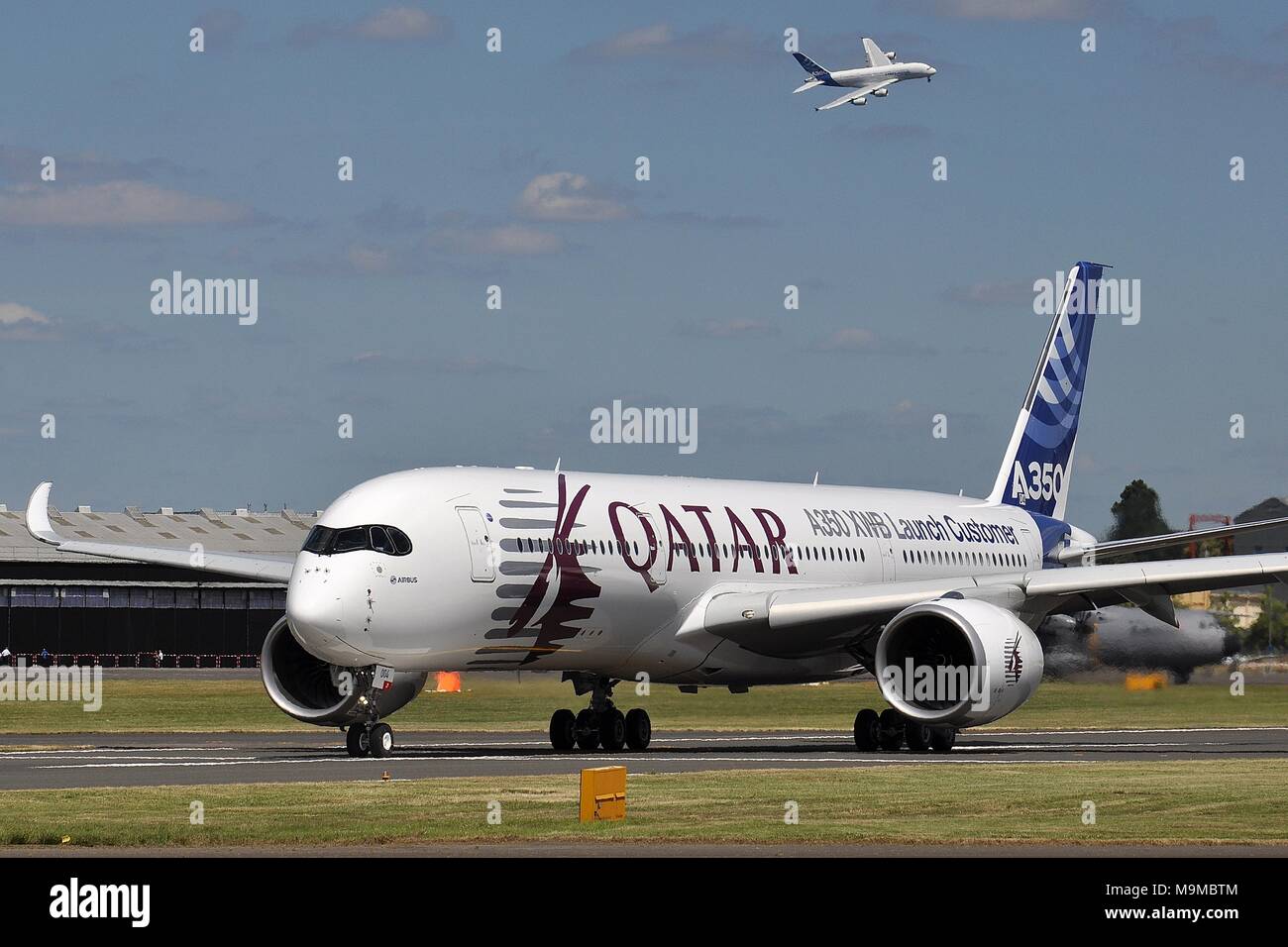 AIRBUS A350XWB DIMOSTRATORE IN QATAR AIRWAYS la titolazione. AIRBUS A380 SUPERJUMBO dietro. Foto Stock