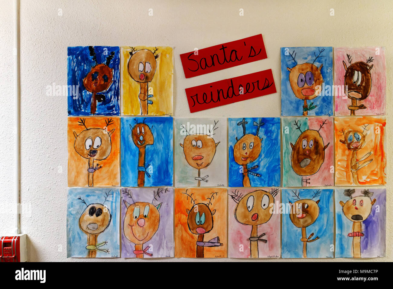 Un bel display di bambini disegni delle sue renne ina scuola Foto Stock