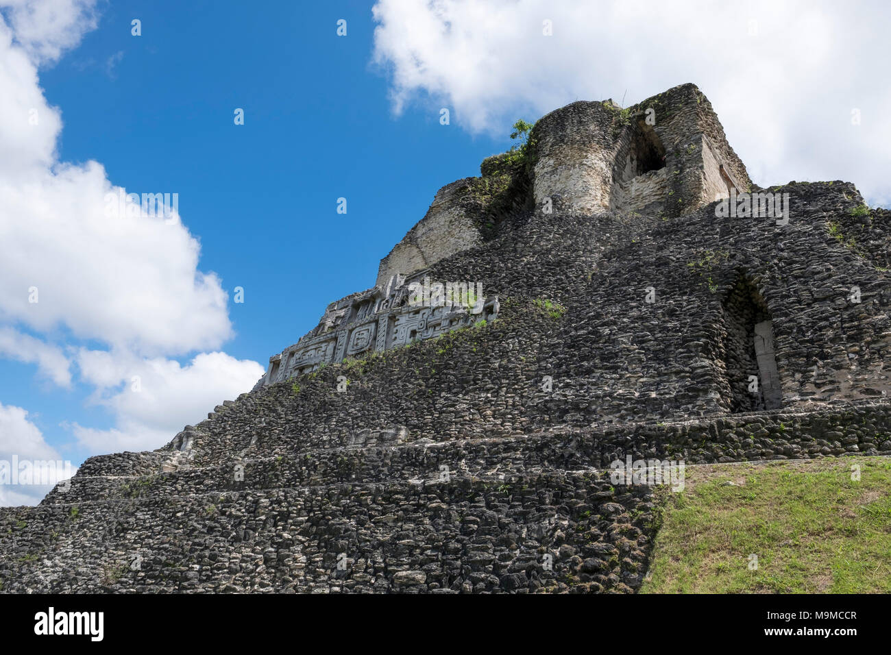 Antico tempio Maya rovine e strutture in Xunantunich, Belize Foto Stock