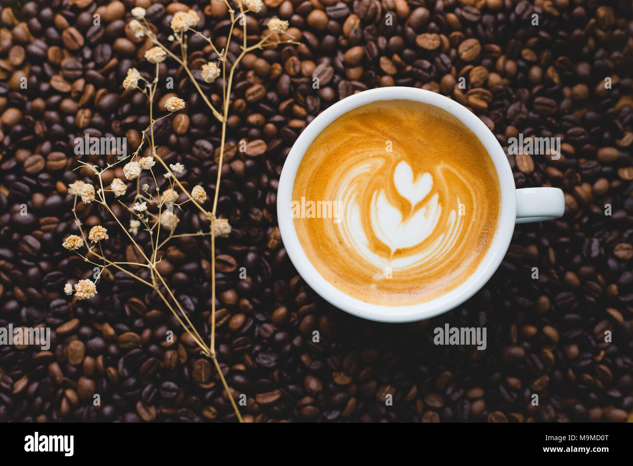 Latte art caffè in chicchi di caffè , top view image Foto Stock