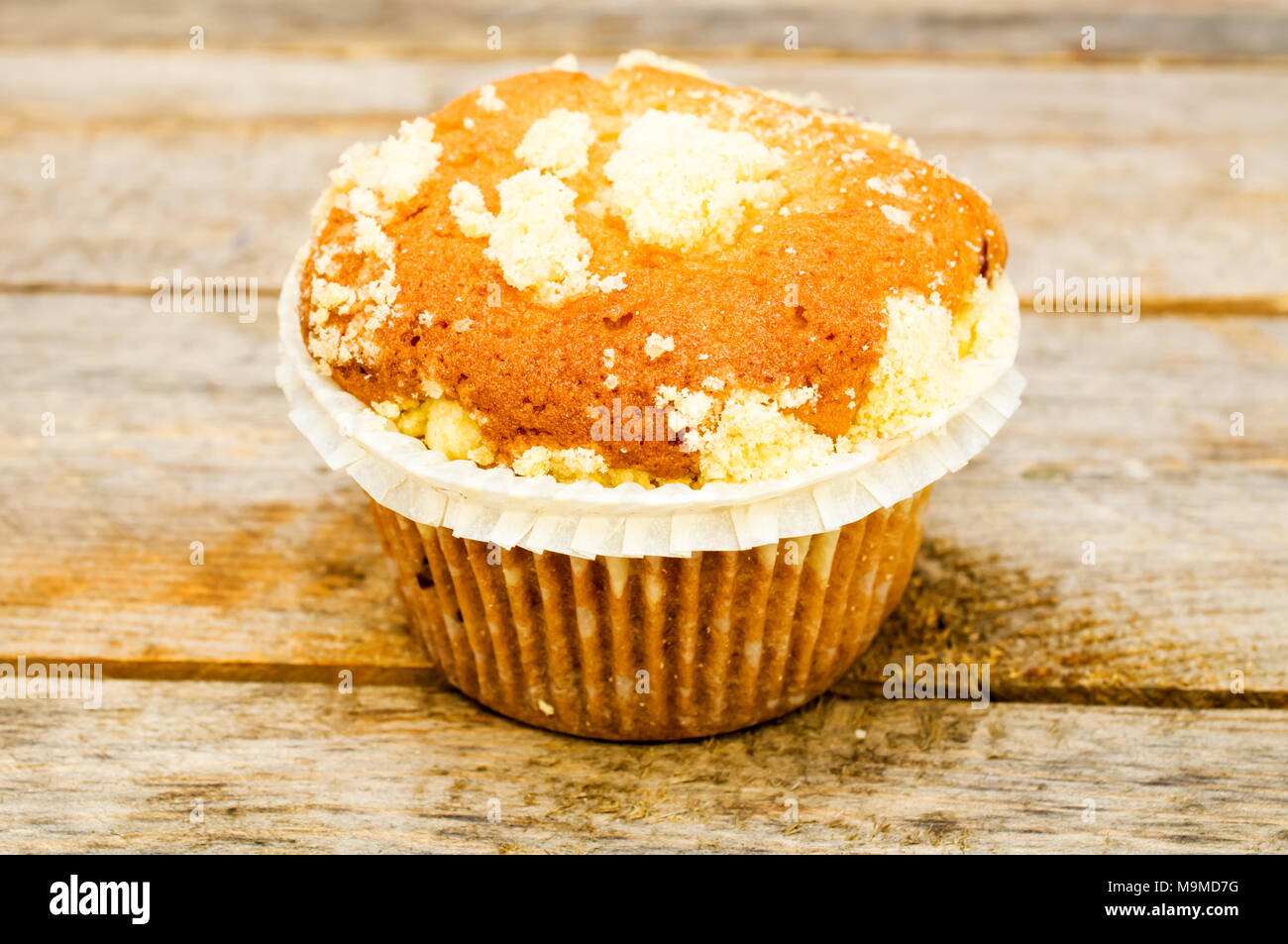 Muffin su una tavola di legno Foto Stock