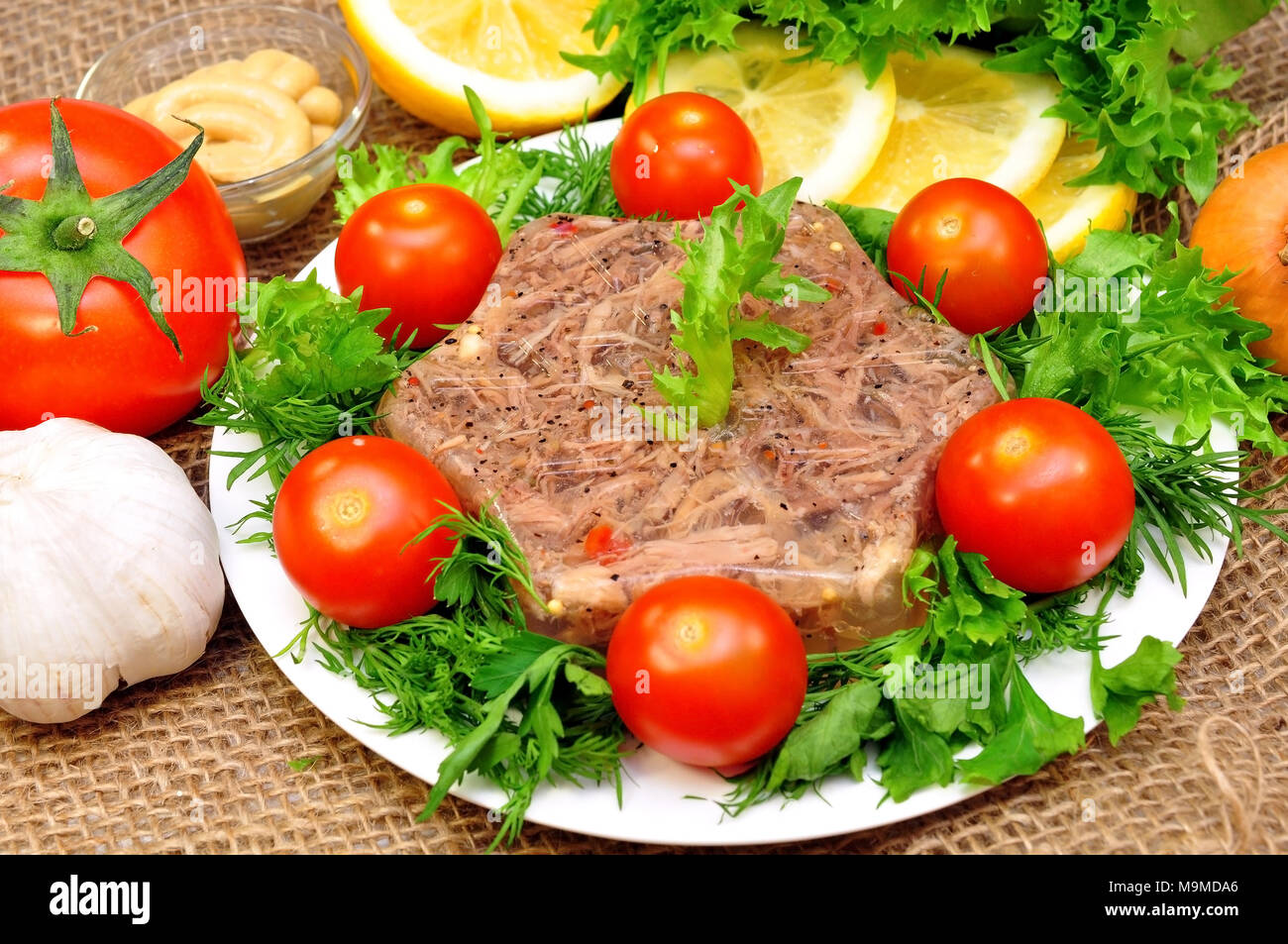 Aspic di carne con il succo di limone, la mostarda e verdure fresche Foto Stock