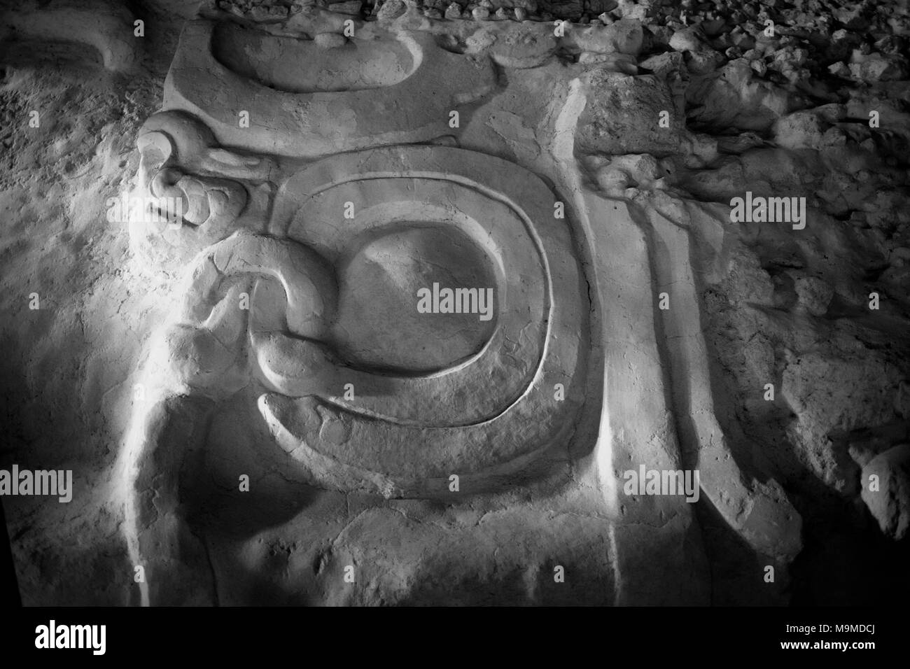 Antico in pietra glifi dal Maya sito archeologico in Yaxha, Guatemala Foto Stock