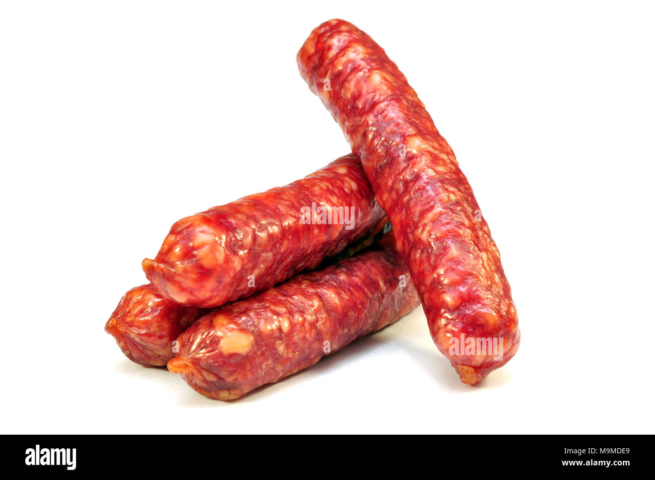 Salsicce affumicate su sfondo bianco Foto Stock