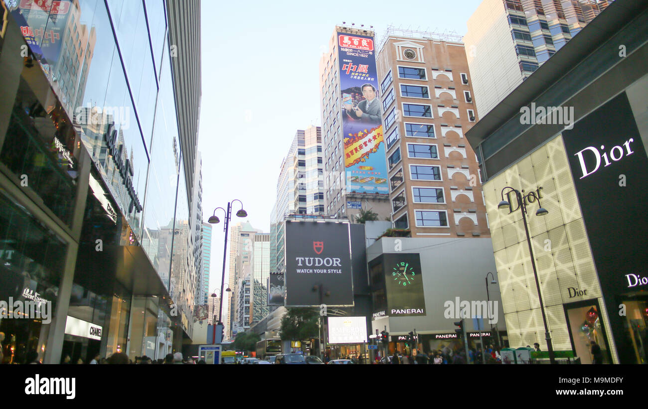 Hong Kong, Cina - 1 Gennaio 2016: Centrale strade di Hong Kong. I cartelloni pubblicitari. Centri commerciali e negozi di moda. Alto edificio di infrastrutture architettoniche. Alberghi. I luoghi di intrattenimento e di svago. Foto Stock