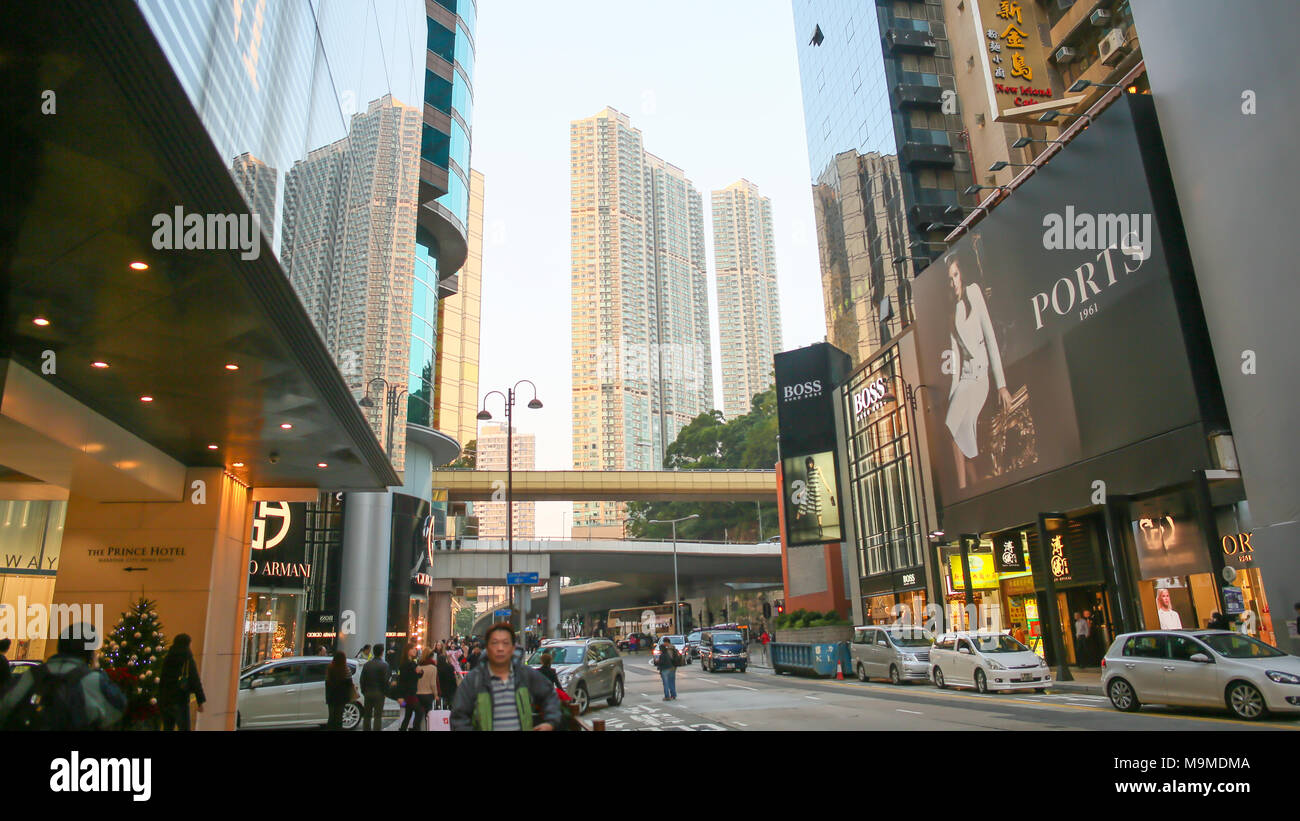 Hong Kong, Cina - 1 Gennaio 2016: Centrale strade di Hong Kong. I cartelloni pubblicitari. Centri commerciali e negozi di moda. Alto edificio di infrastrutture architettoniche. Alberghi. I luoghi di intrattenimento e di svago. Foto Stock