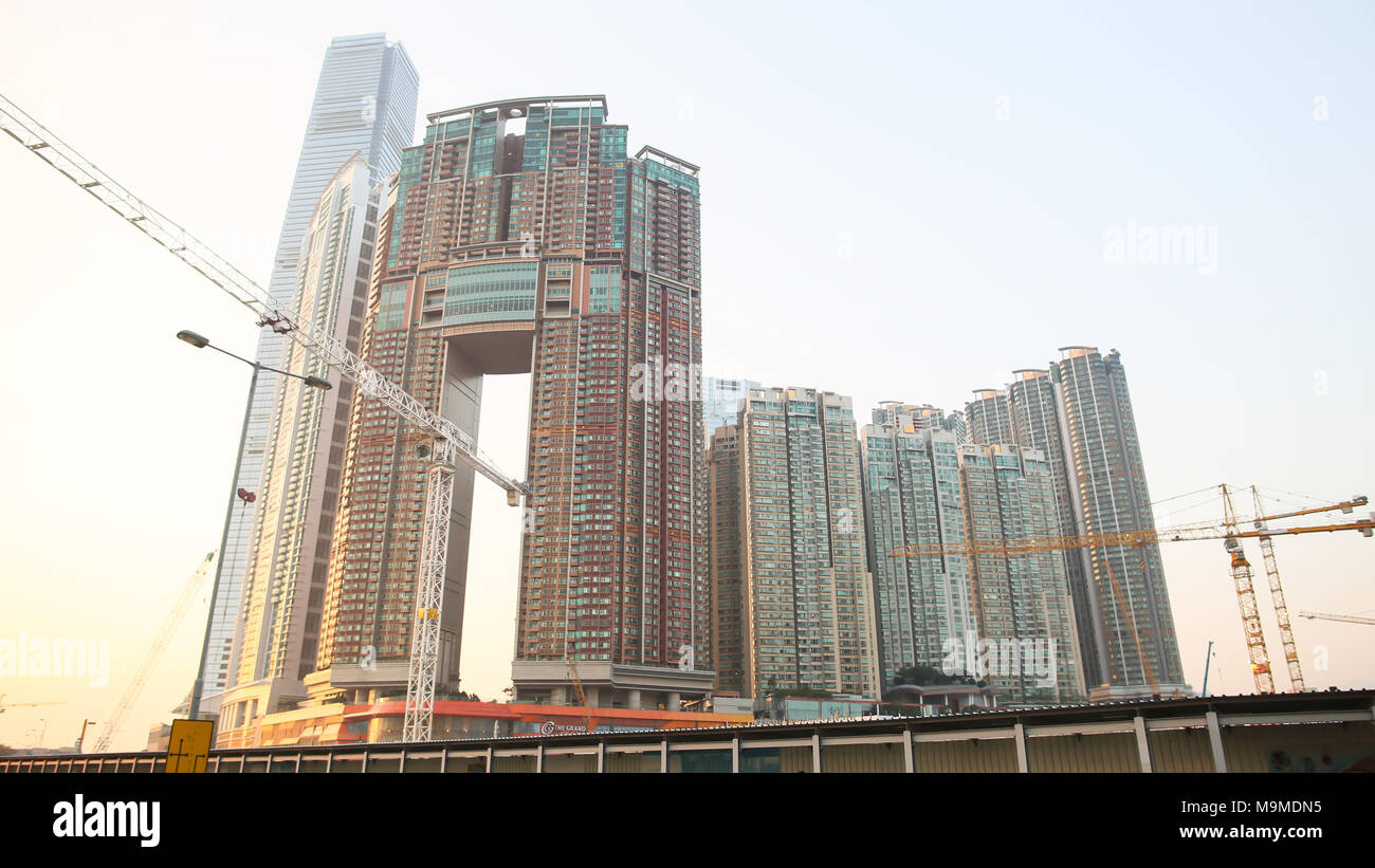 Moderno e residenziale di edifici per uffici di grattacieli in Hong Kong. Realizzazioni Nel settore della costruzione delle infrastrutture della città. Il completamento di nuovi progetti per la costruzione di grattacieli. Foto Stock
