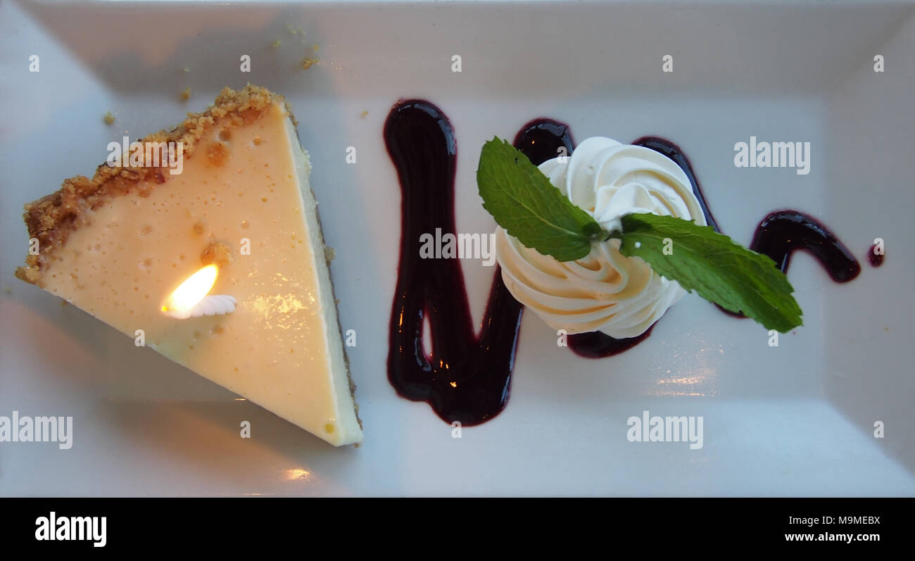 Key Lime con torta di compleanno candela, Florida, Stati Uniti © Katharine Andriotis Foto Stock