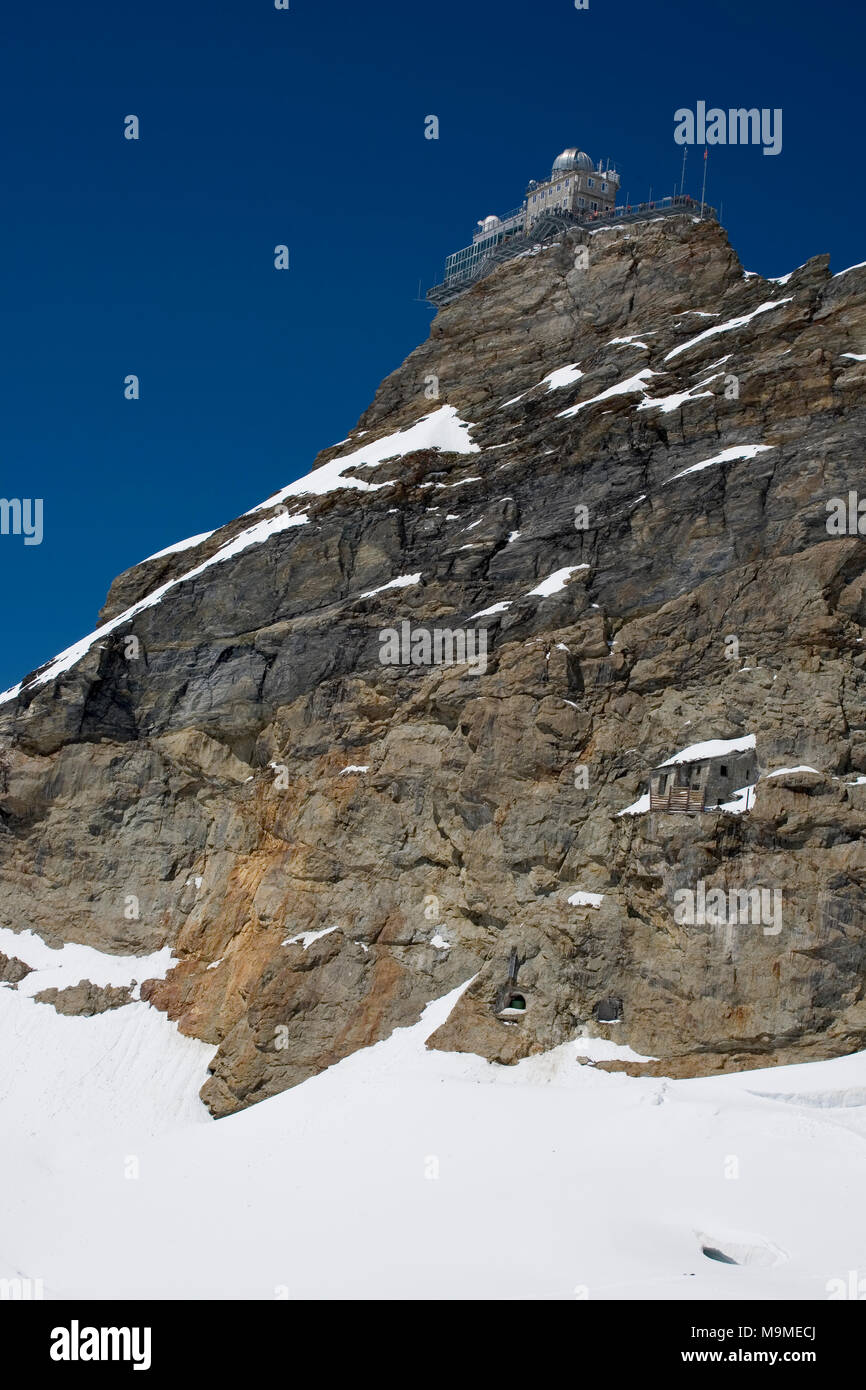 La Sfinge con il suo osservatorio appollaiato sulla sua cima alta al di sopra del ghiacciaio Jungfraufirn: Bernses bernese, Svizzera Foto Stock