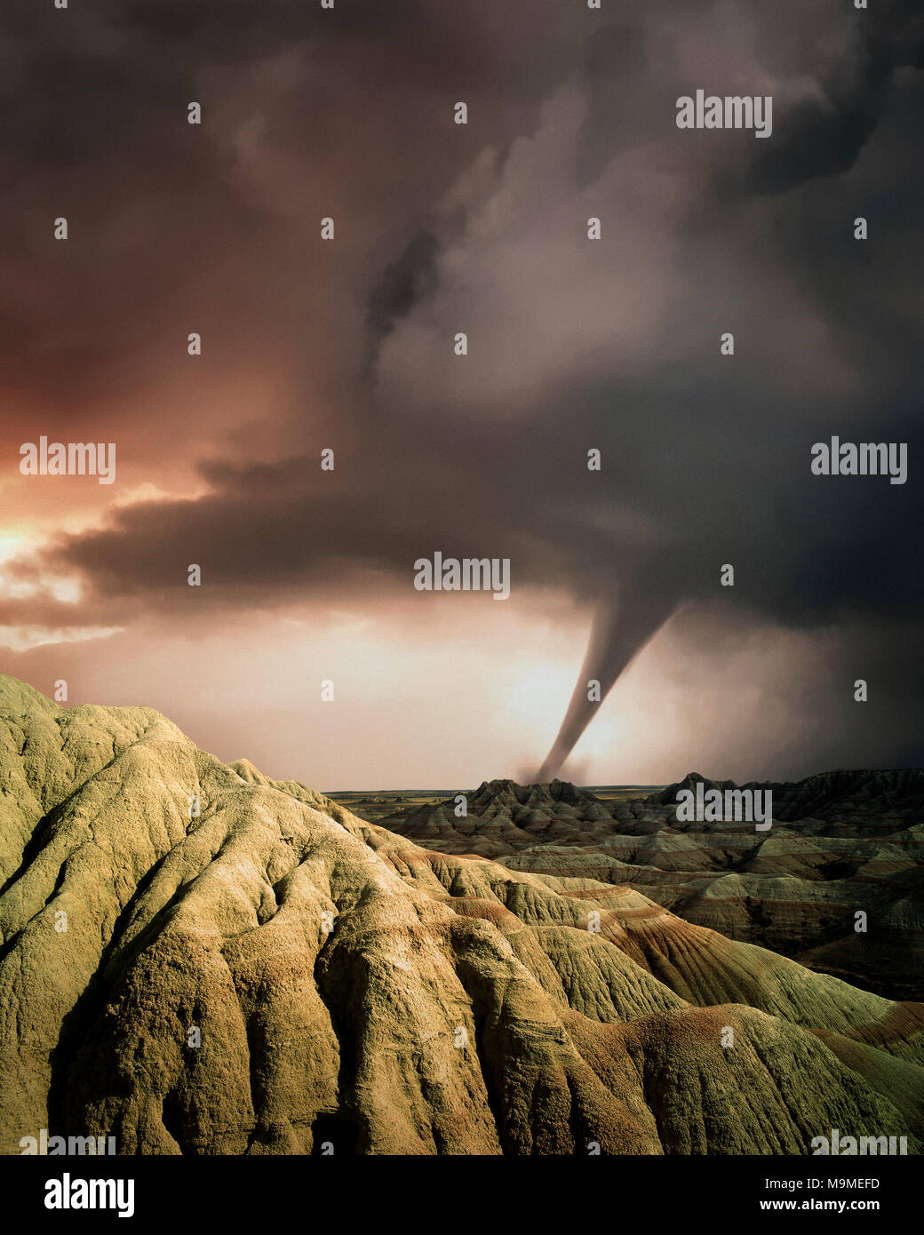 Stati Uniti d'America - Dakota del Sud: Tornado oltre il Parco nazionale Badlands Foto Stock
