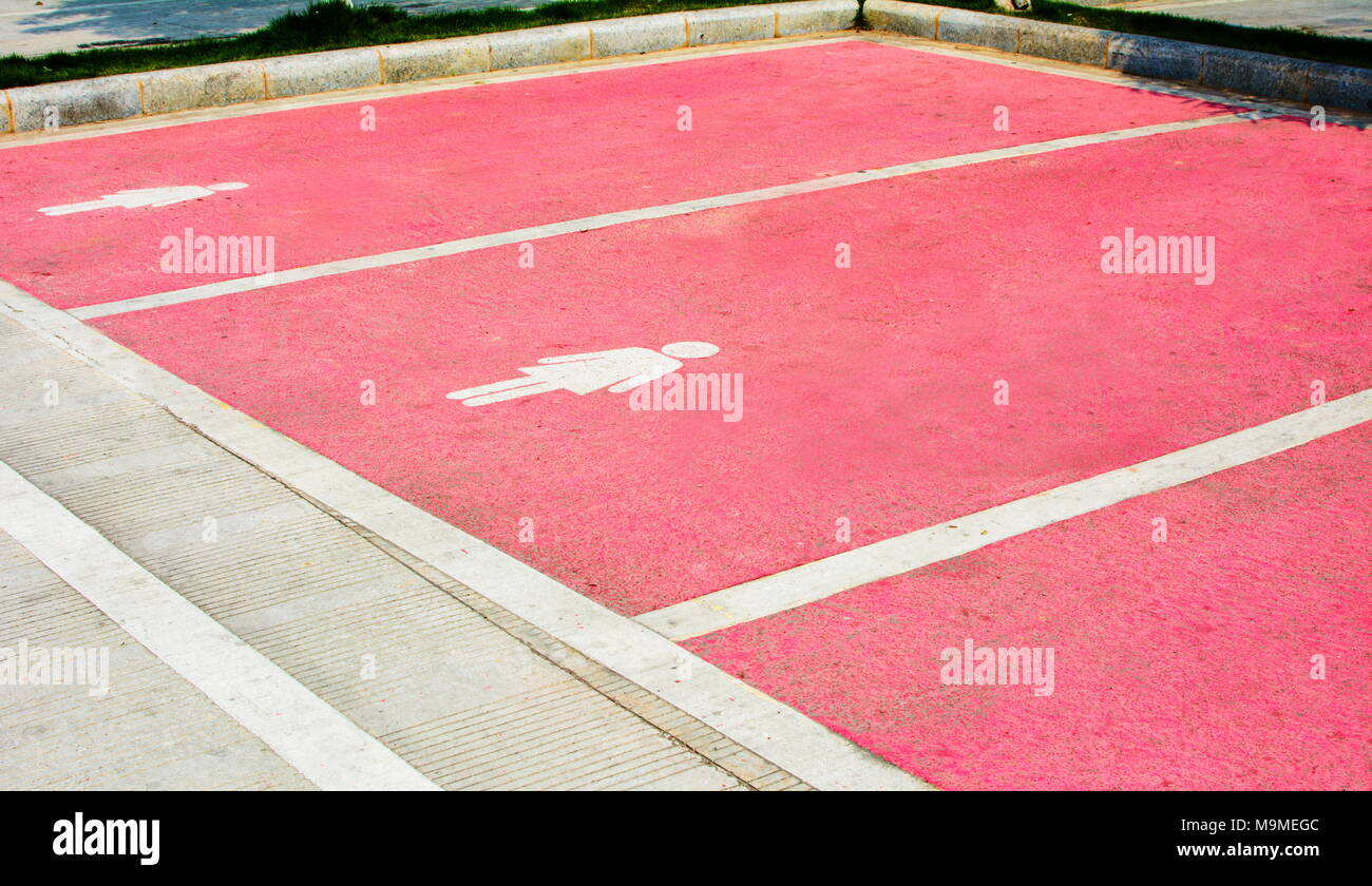 Bigger parking lot dipinta in rosa per le donne in Cina Foto Stock