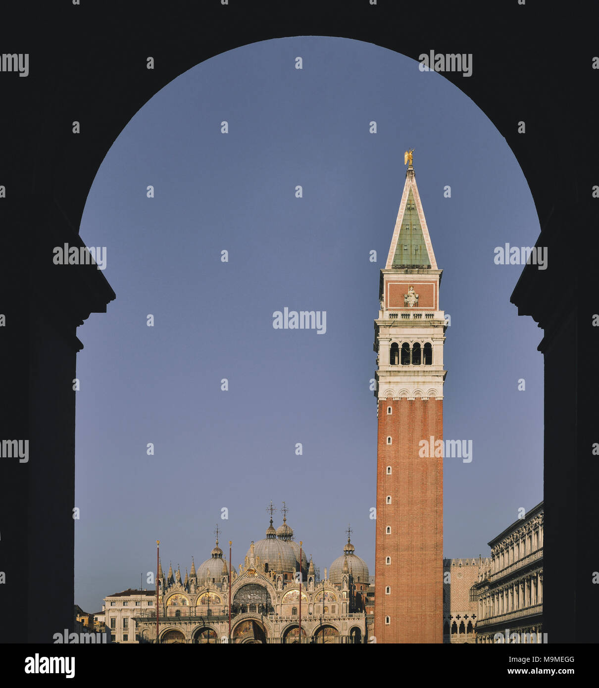 Bella arte cornice della chiesa di San Marco e Campanile di San Marco il campanile della chiesa di Venezia, Veneto, Italia Foto Stock