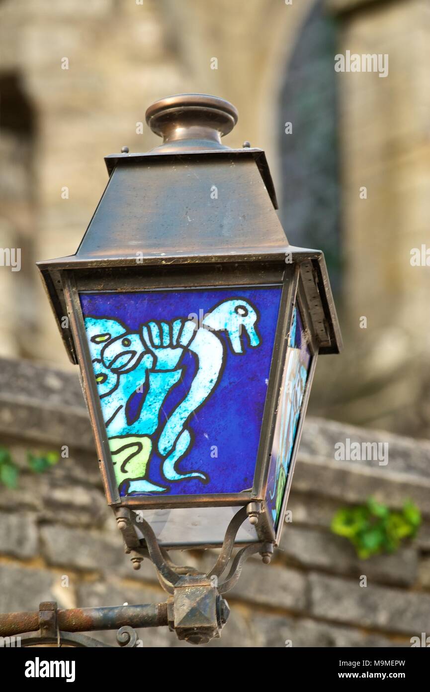 Decorazione in stile lanterna lampione con art deco in vetro colorato, Place du Giacobini, Le Mans Francia Foto Stock