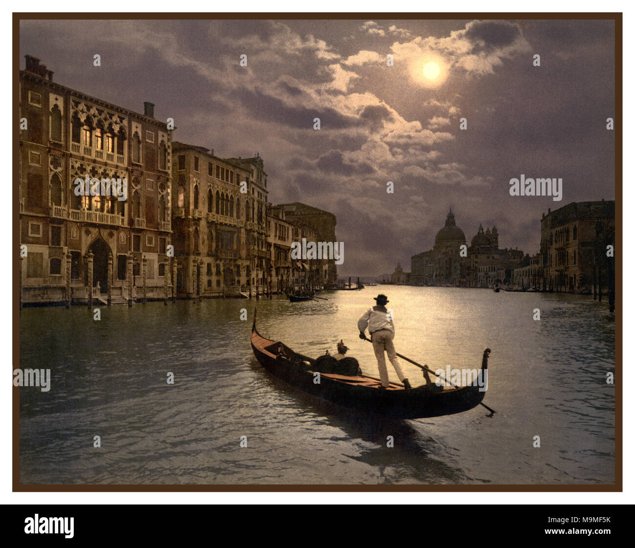 Photochrome Gondlier Gondola Canal Grande Venezia 1890-1900's annata storica Vecchia artistica suggestiva vista sul Canal Grande Venezia, Italia. Mediante il post tecnica di colorazione mediante trasferimento su stampa litografica da piastre in bianco e nero di immagini in negativo. Processo Chromolithograph. Foto Stock