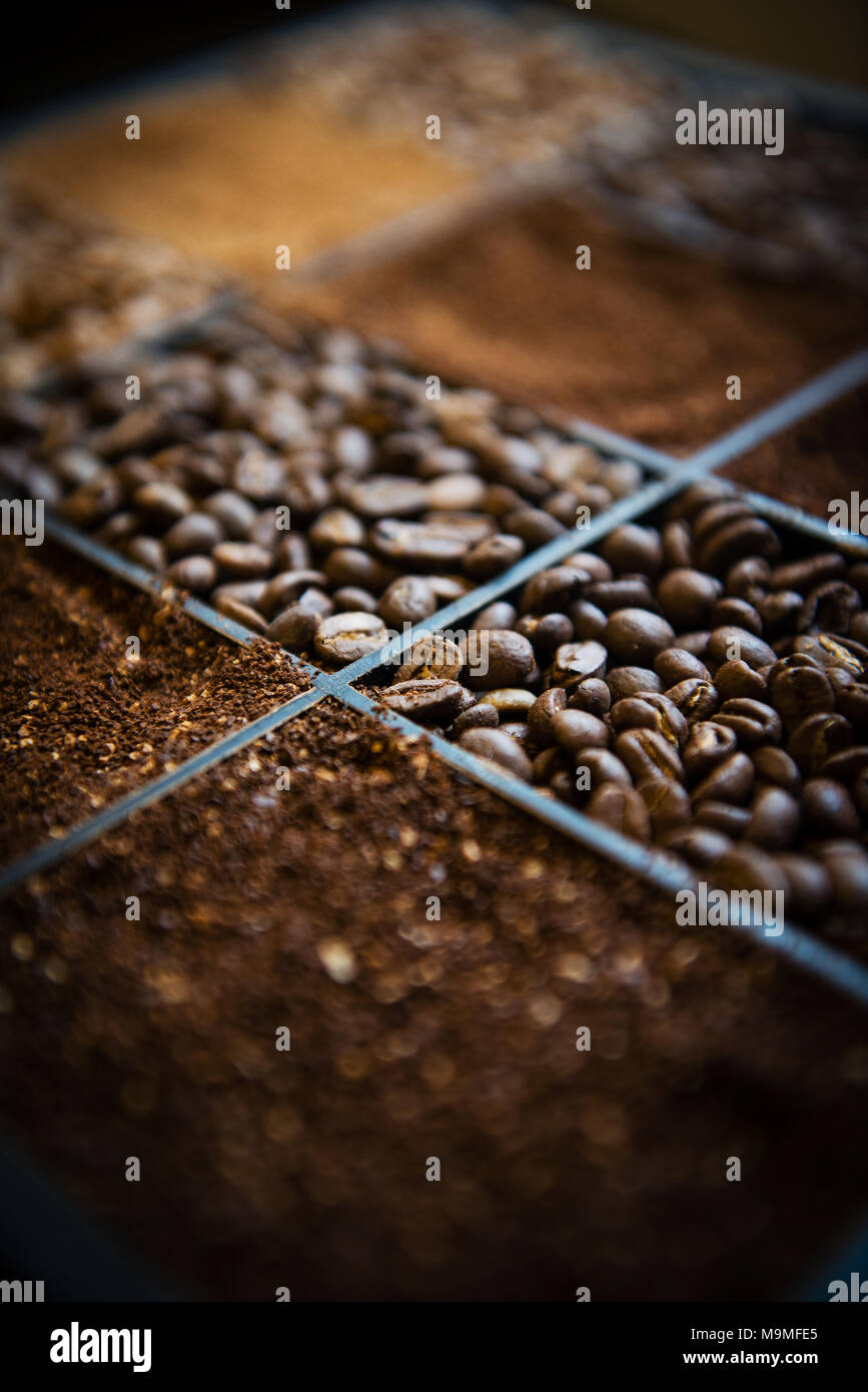 Scatola di legno con tre tipi di caffè in grani e macinato Foto Stock