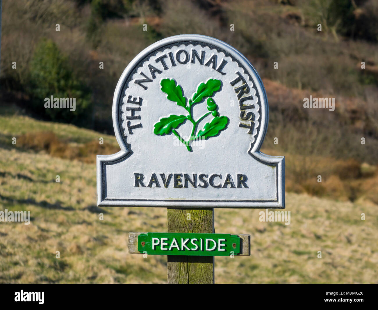 Un cartello per il National Trust contrassegnando la posizione di Ravenscar Peakside nel North Yorkshire Foto Stock
