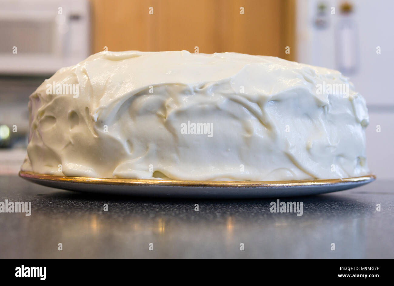 Glassa e decorazione di una torta di carota: Dal lato. Foto Stock