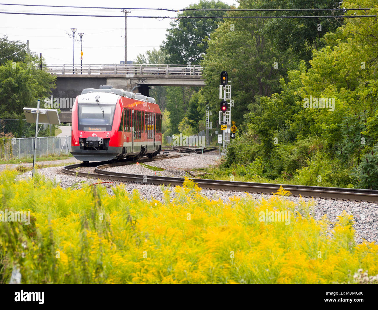 Di Ottawa O-treno light rail esperimento: O-treno era la prima incursione nel transito ferroviario di Ottawa. Ha preceduto la massiccia light rail costruire fuori che si apre nel 2018. Foto Stock